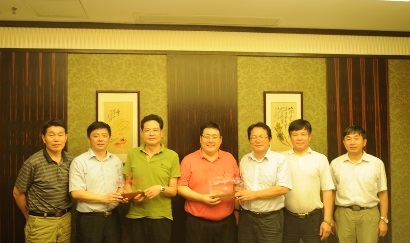 浦跃朴副校长为东大智能、南京聚立两家公司颁发捐赠证书